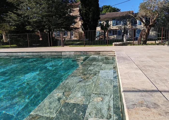 Mas De La Roule, 4 Studios, Piscine Chauffee, Studio Spa, Parc 2 Ha, Pont D\'Avignon A Pied
