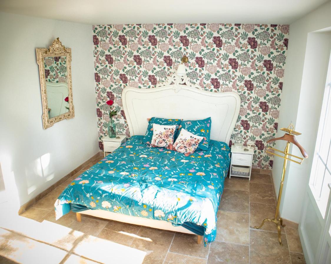 Appartamento Mas De La Roule, 4 Studios, Piscine Chauffee, Spa, Parc 2 Ha, Pont D'avignon A Pied *