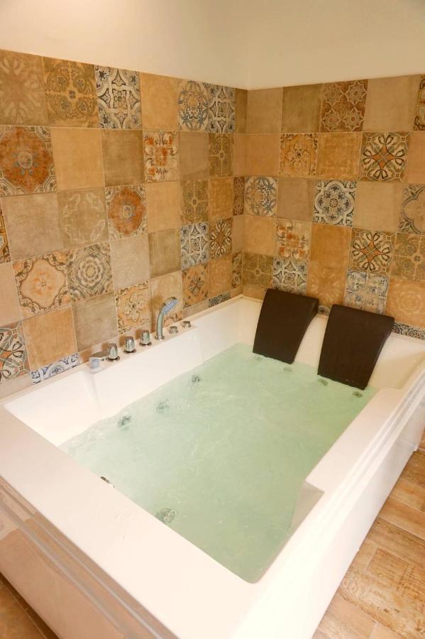 Mas De La Roule, 4 Studios, Piscine Chauffee, Spa, Parc 2 Ha, Pont D'avignon A Pied Appartement Avignon